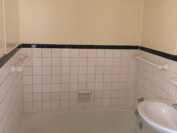 5th image of 824 College Ave