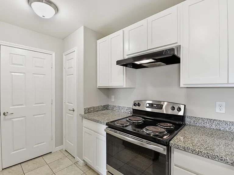 Henderson Grove Apartments — Photo 17