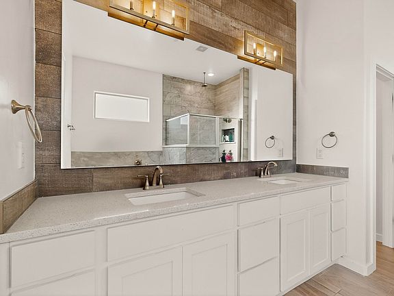 4th image of 905 Witton Pl