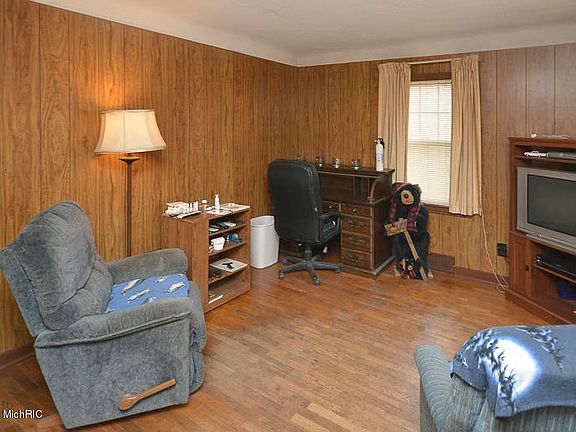 4th image of 313 N Van Buren St