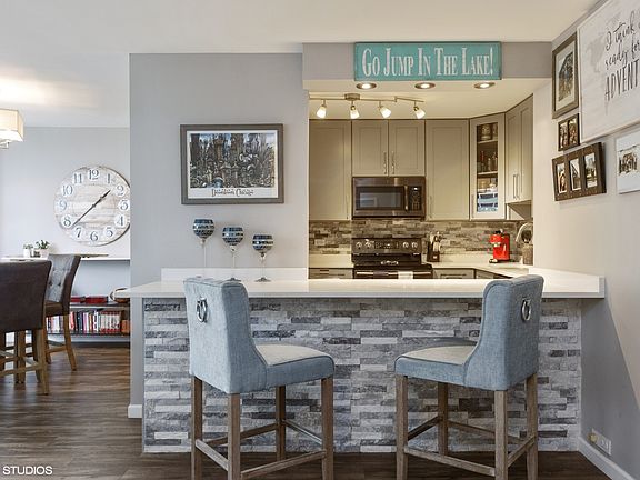 3rd image of 3550 N Lake Shore Dr APT 721