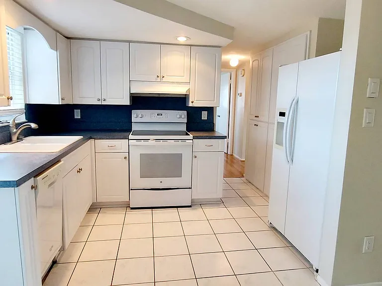 9031 Chantilly Ln — Photo 10