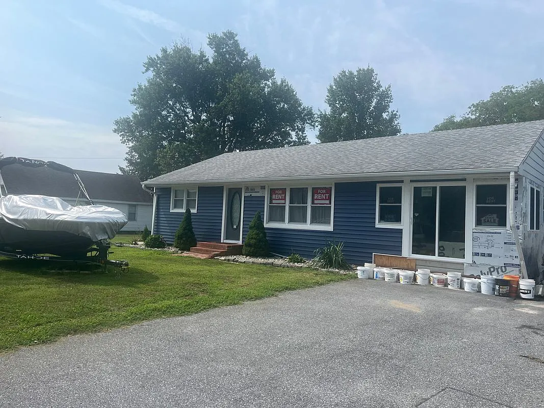 3 bed, 1.0 bath, 1184 sqft, $2,000 — Photo 2