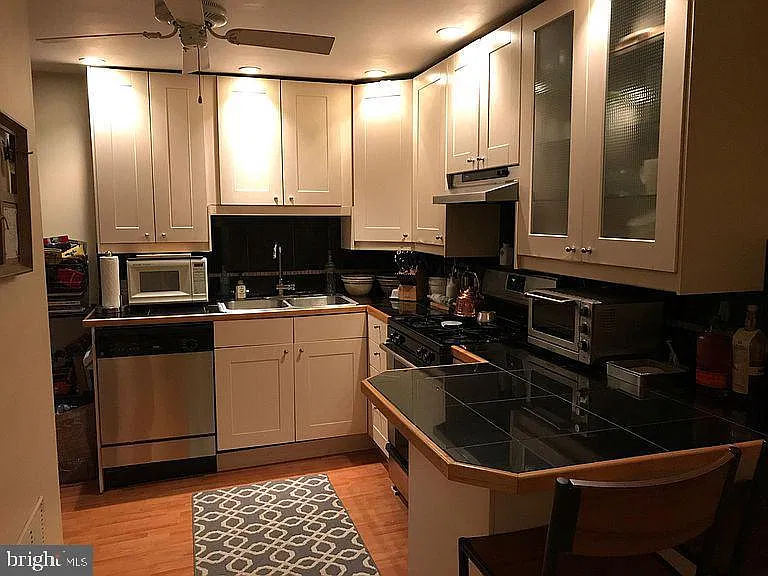 2 bed, 1000 sqft, $2,050 — Photo 2