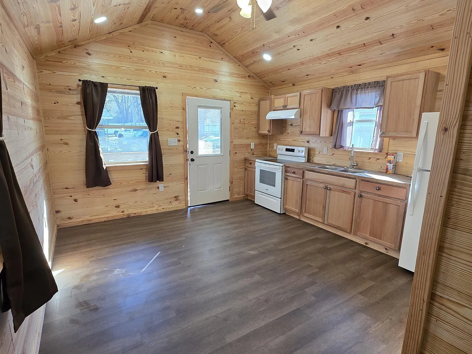1 bed, 1.0 bath, 504 sqft, $1,050 — Photo 2