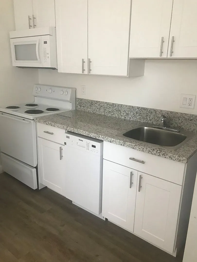 Light and Bright remodeled Two Bedroom — Photo 2