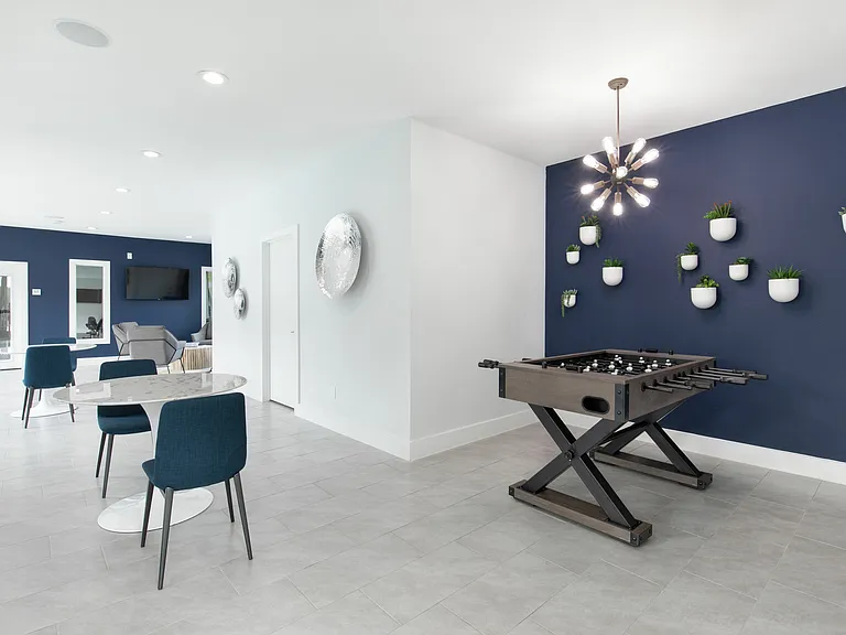 Maxwell Apartments — Photo 13