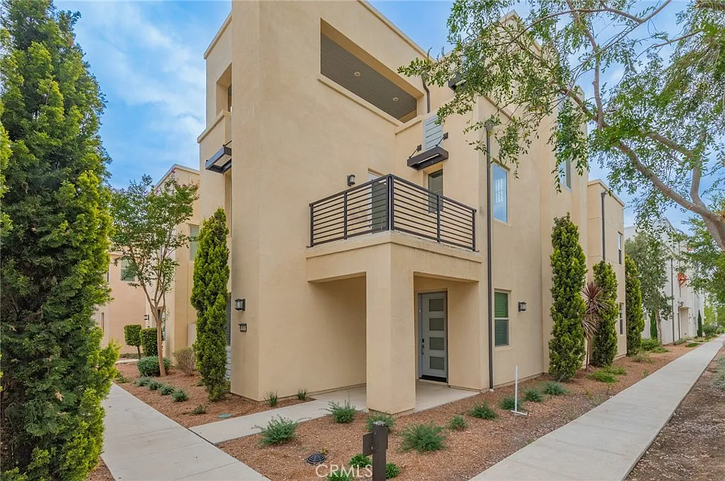 4 bed, 2814 sqft, $6,900 — Photo 1