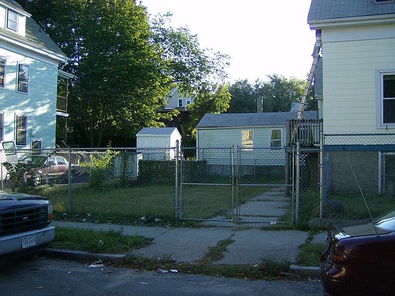 4th image of 292 Essex St