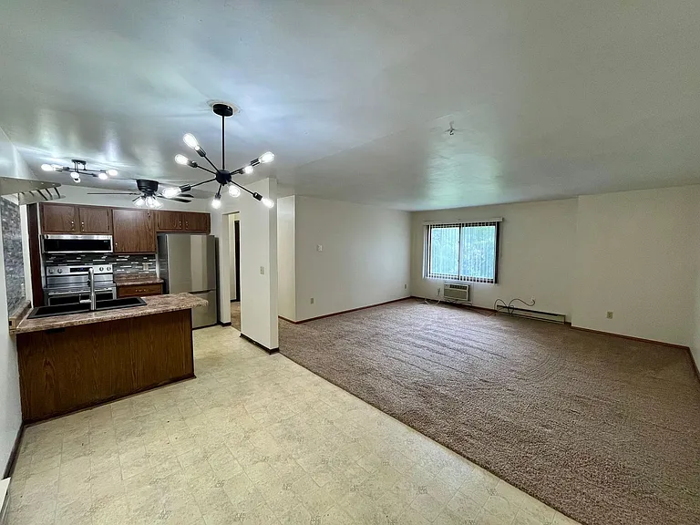 1010 Sawyer Dr — Photo 2