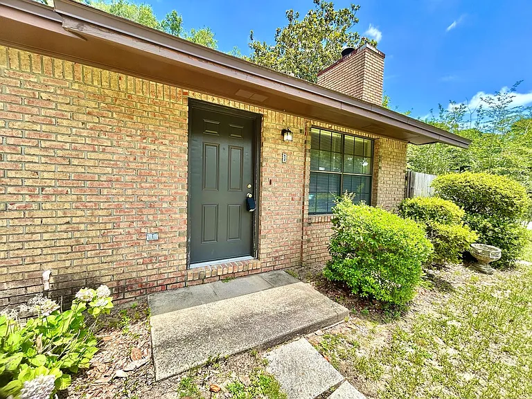 9345 Chisholm Rd #J3 — Photo 1
