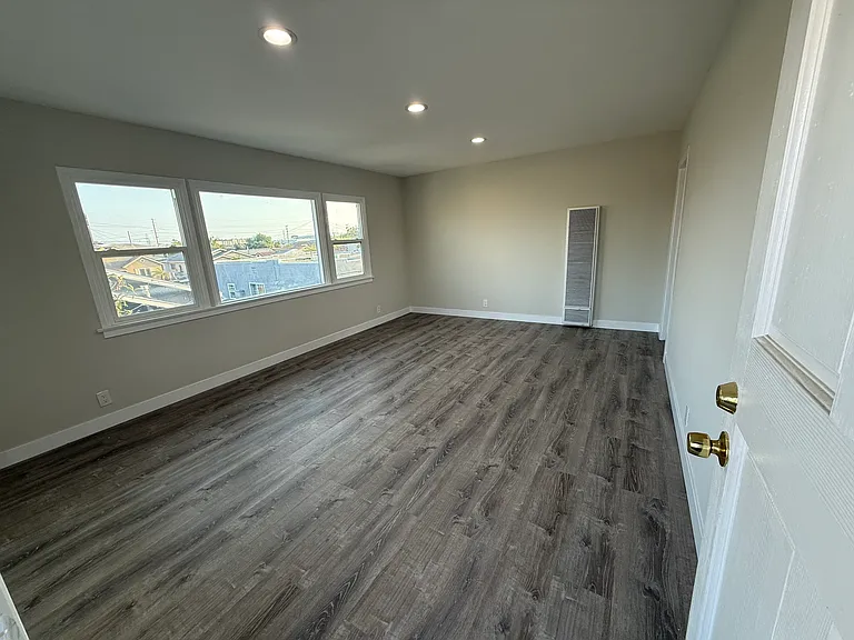 2561 Poplar Pl #1/2 — Photo 2