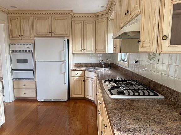 5th image of 14 Genesee Dr