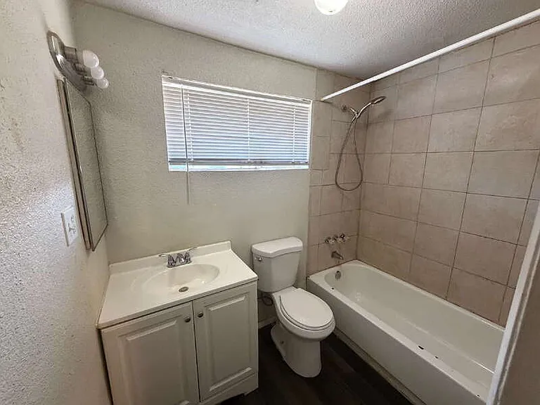523 W 12th St #3 — Photo 7