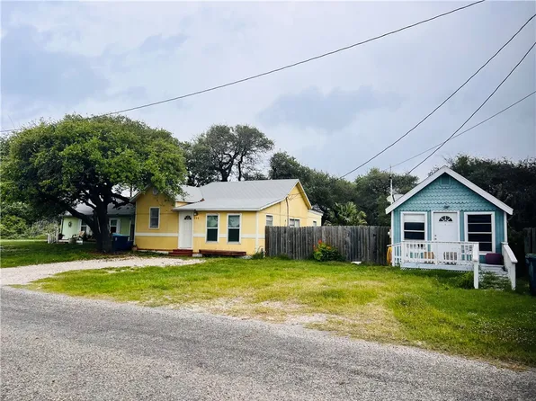 402 E Nopal St, Rockport, TX 78382