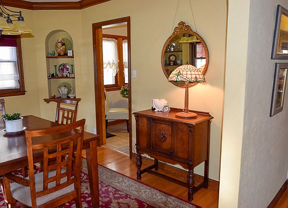 Picture rail thru-out 1st fl