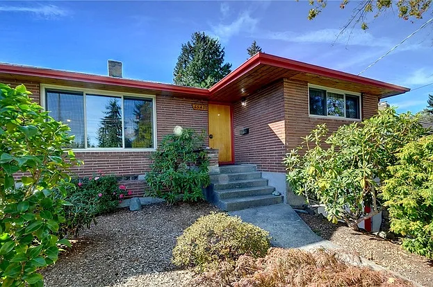 6543 38th Ave NE — Photo 1
