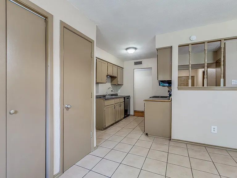 7117 Edinburg Dr — Photo 2
