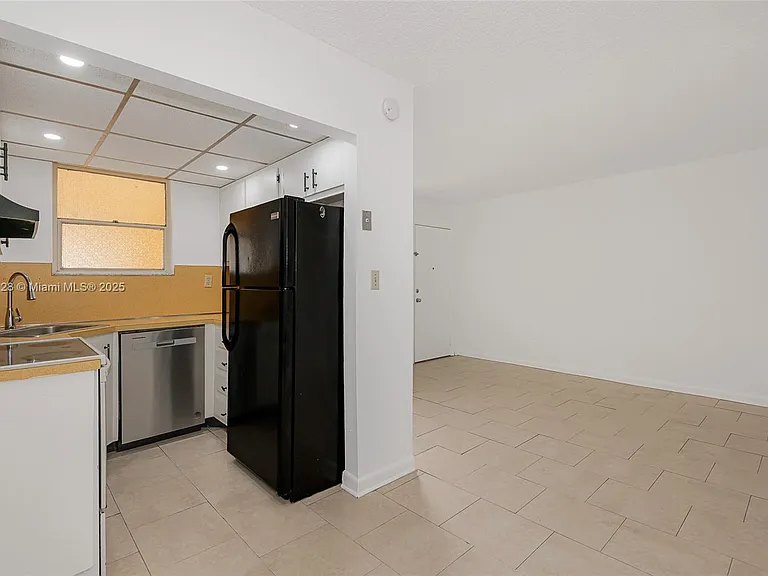 1975 NE 135th St #3B — Photo 19