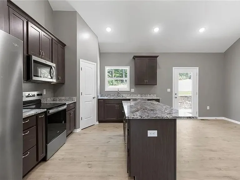 135 Cedar Ct — Photo 5