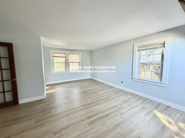 256 Lowell Ave #Penthouse, Newtonville, MA 02460