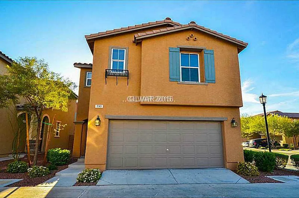 3 bed, 2.5 bath, 1844 sqft, $2,095 — Photo 1