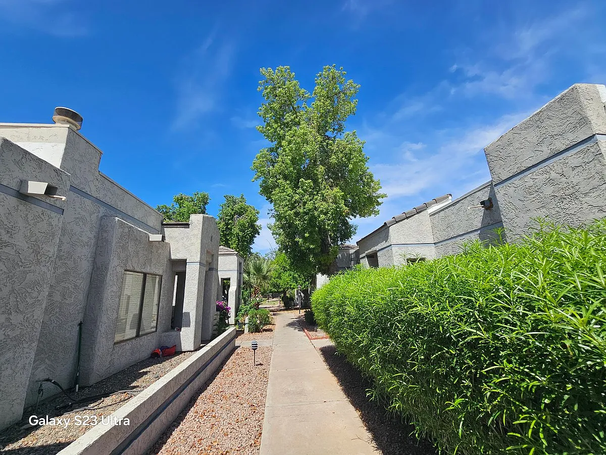 Building Photo - 6230 N 33rd Ave #102
