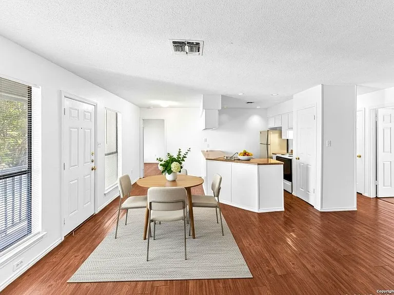 7572 Windsor Oaks — Photo 3