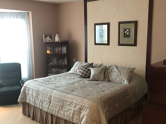 5th image of 173 Stone Manor Dr