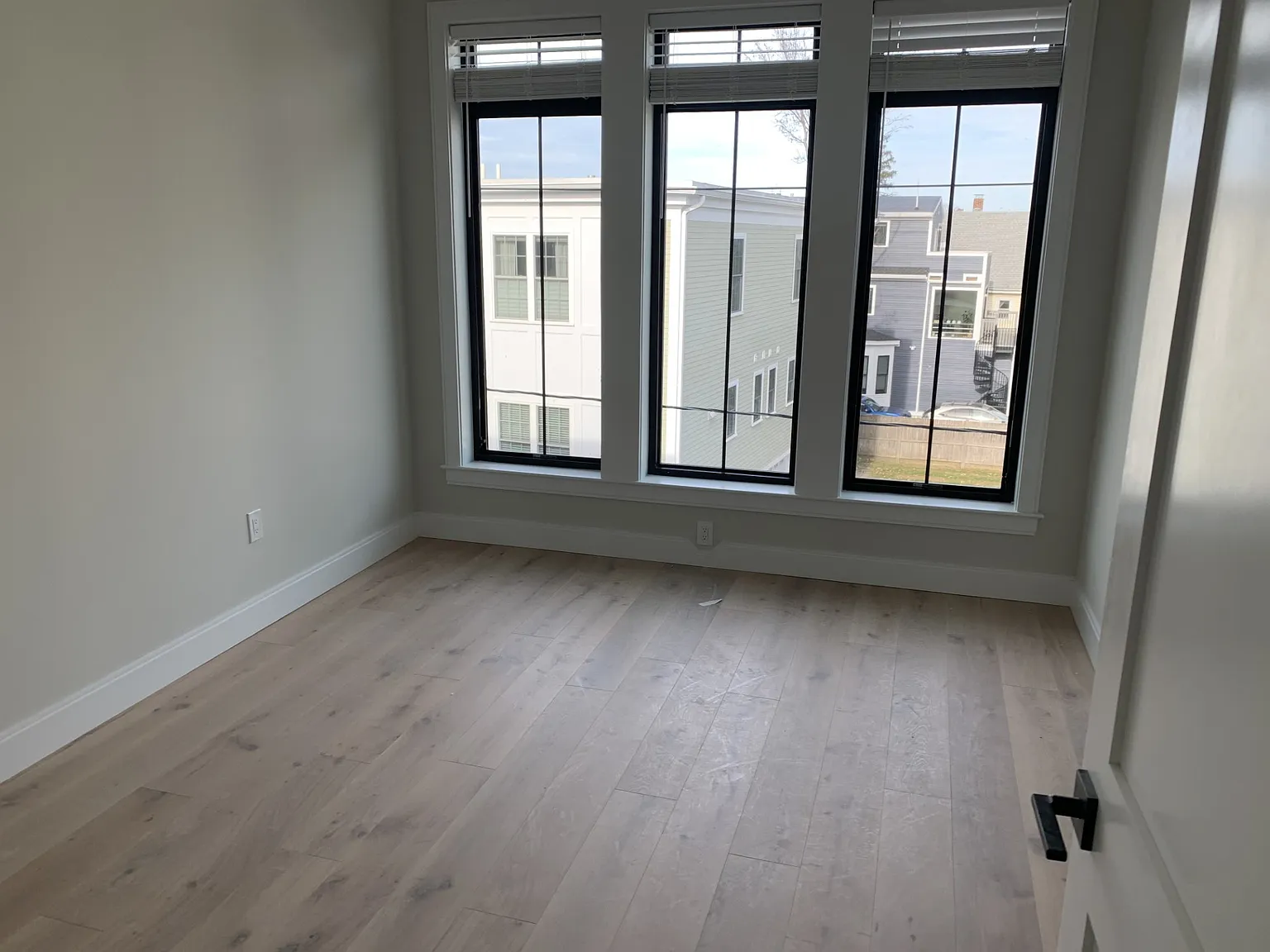 4 bed, 1150 sqft, $4,792 — Photo 3