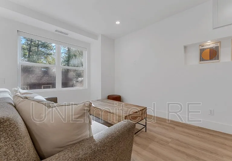 918 W Summit Ave #B — Photo 5