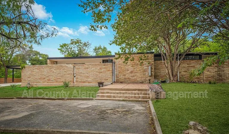 211 Beechwood Ln — Photo 2