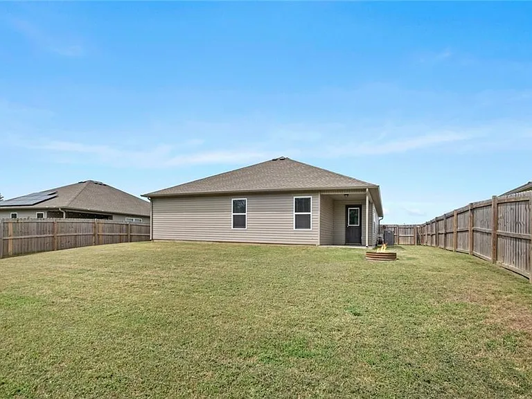 313 Woodcreek St — Photo 24