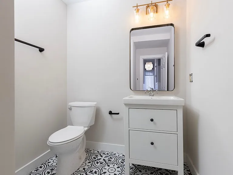 1016 E Anderson St — Photo 15