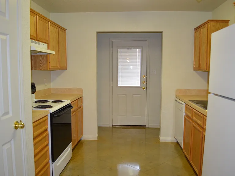 939 Maplewood St — Photo 5