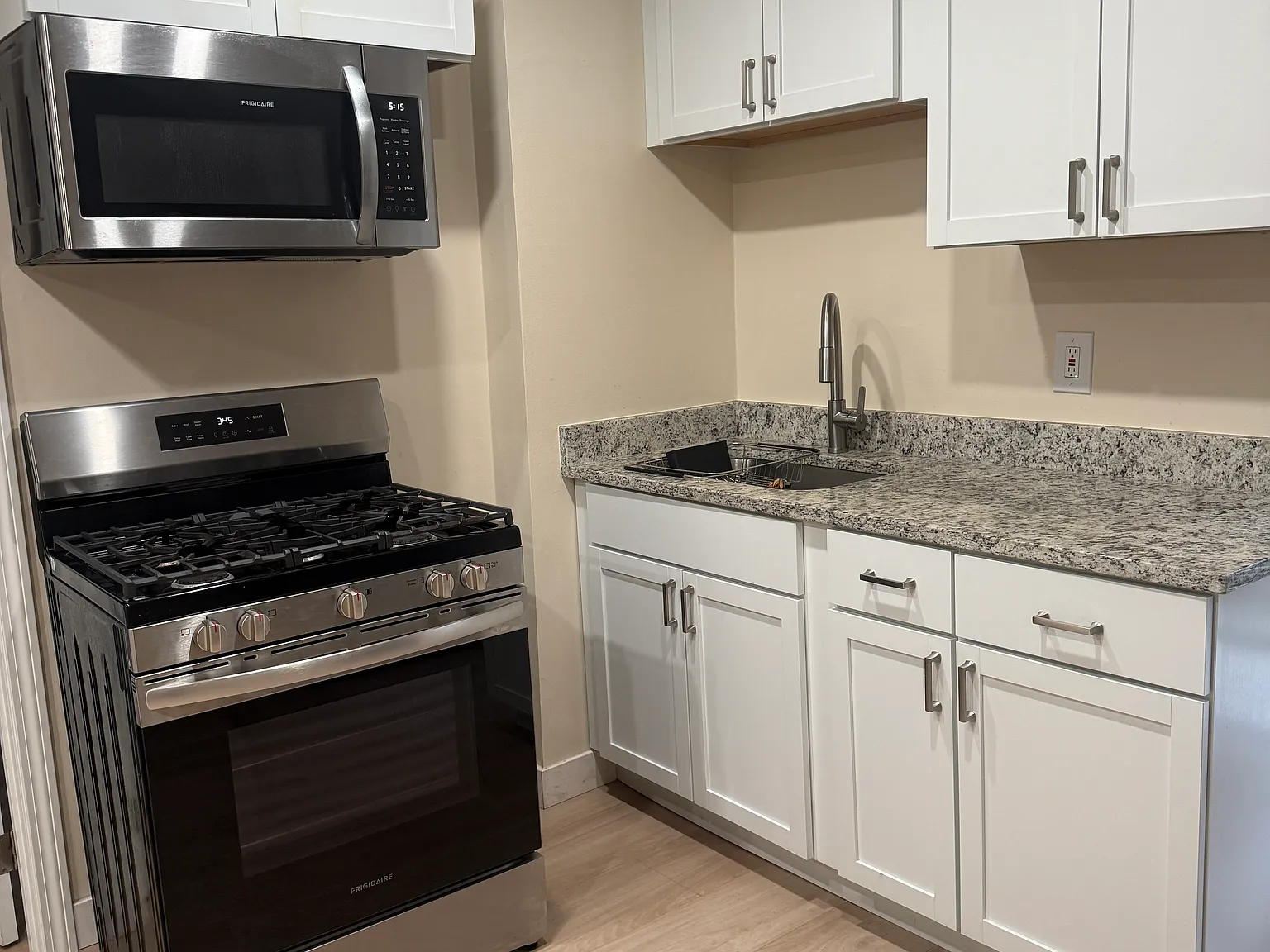 1 bed, 800 sqft, $1,350 — Photo 2