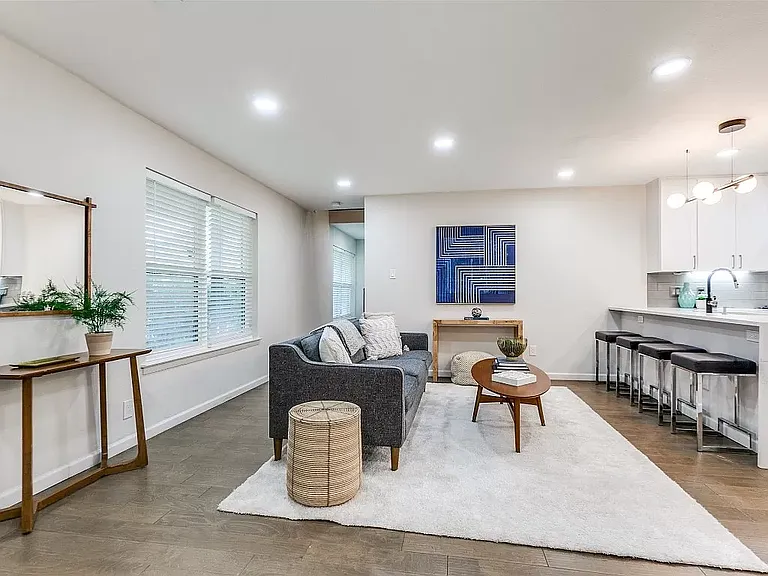 9805 Estate Ln — Photo 7