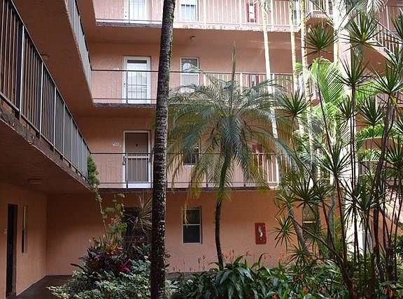 2nd image of 2861 Somerset Dr APT 202