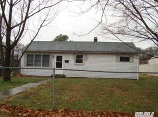 1706 N Thompson Dr, Bay Shore, NY 11706