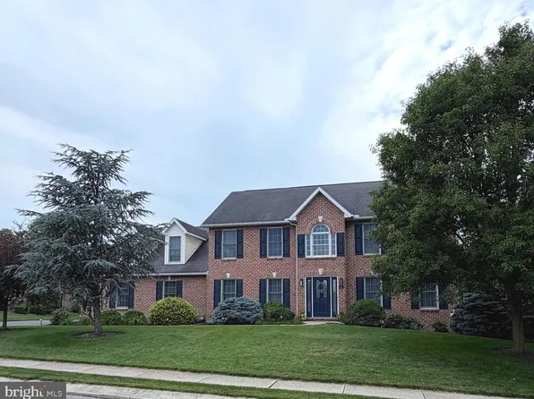 206 Phoenix Dr, Chambersburg, PA 17201