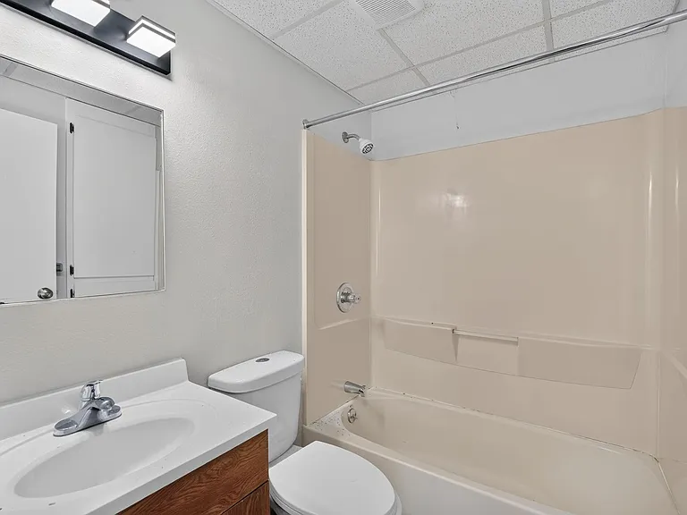 2bed 1 bath Unit in quiet Clive location — Photo 27