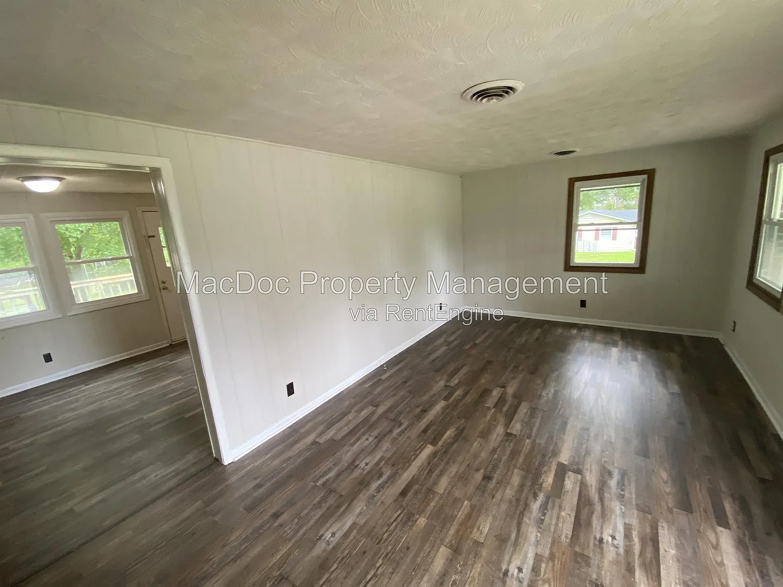 3 bed, 1.0 bath, 1012 sqft, $2,045 — Photo 3