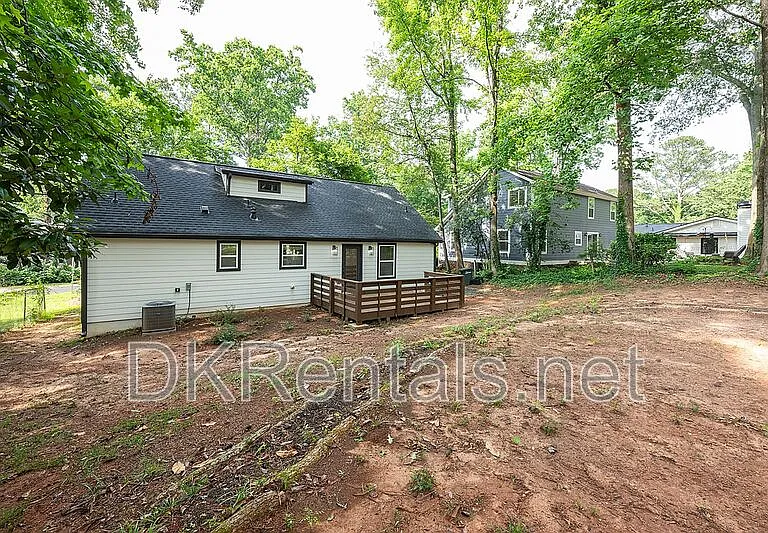 737 Helen St NW — Photo 31