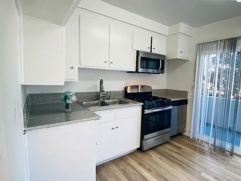 13860 Burbank Blvd — Photo 55
