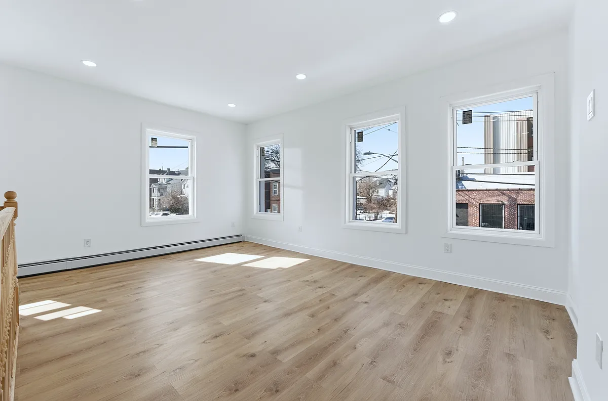 Building Photo - 615 E 22nd St #1