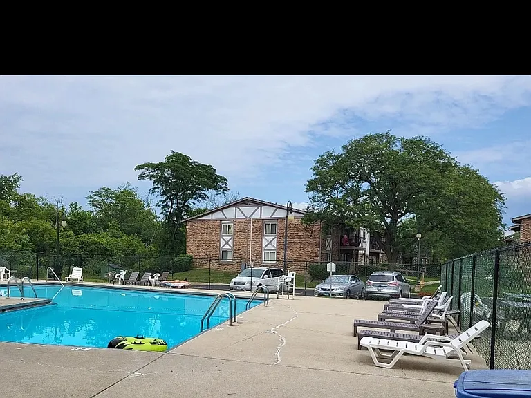 9S201 Lake Dr #207 — Photo 1