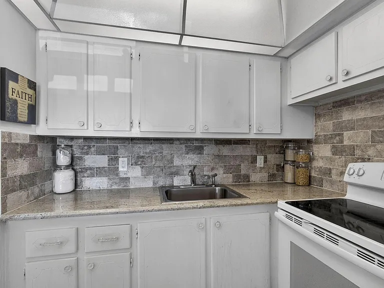 106 Camden E — Photo 14