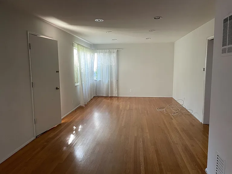 295 W California Blvd — Photo 9