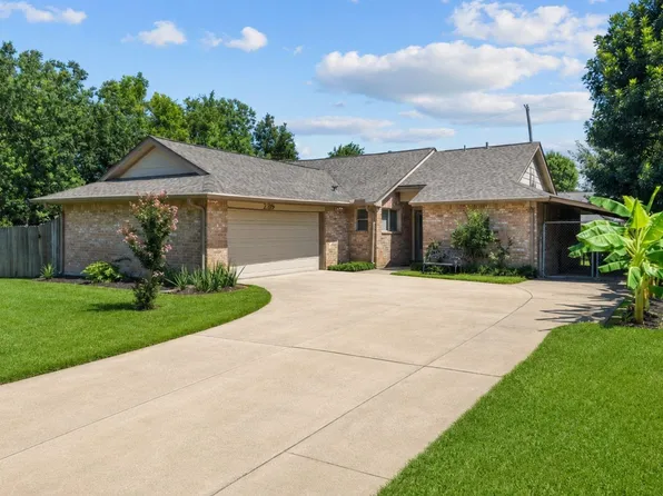 223 E Forest Ave, Shoreacres, TX 77571