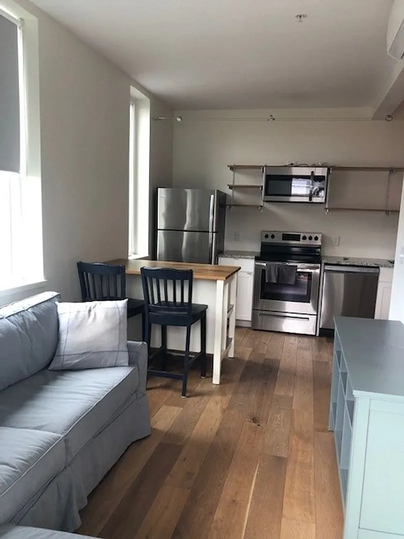 1BR/1BA Available Now!! Partially Furnished - Great Portland Location!! — Photo 2
